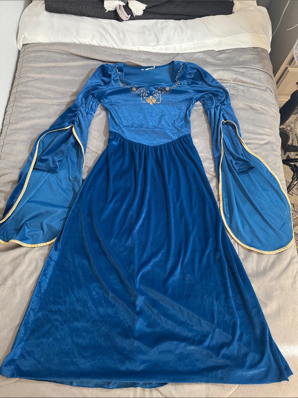 Source Unknown girls Royal Blue Velvet Medieval Princess costume Dress Gold Trim